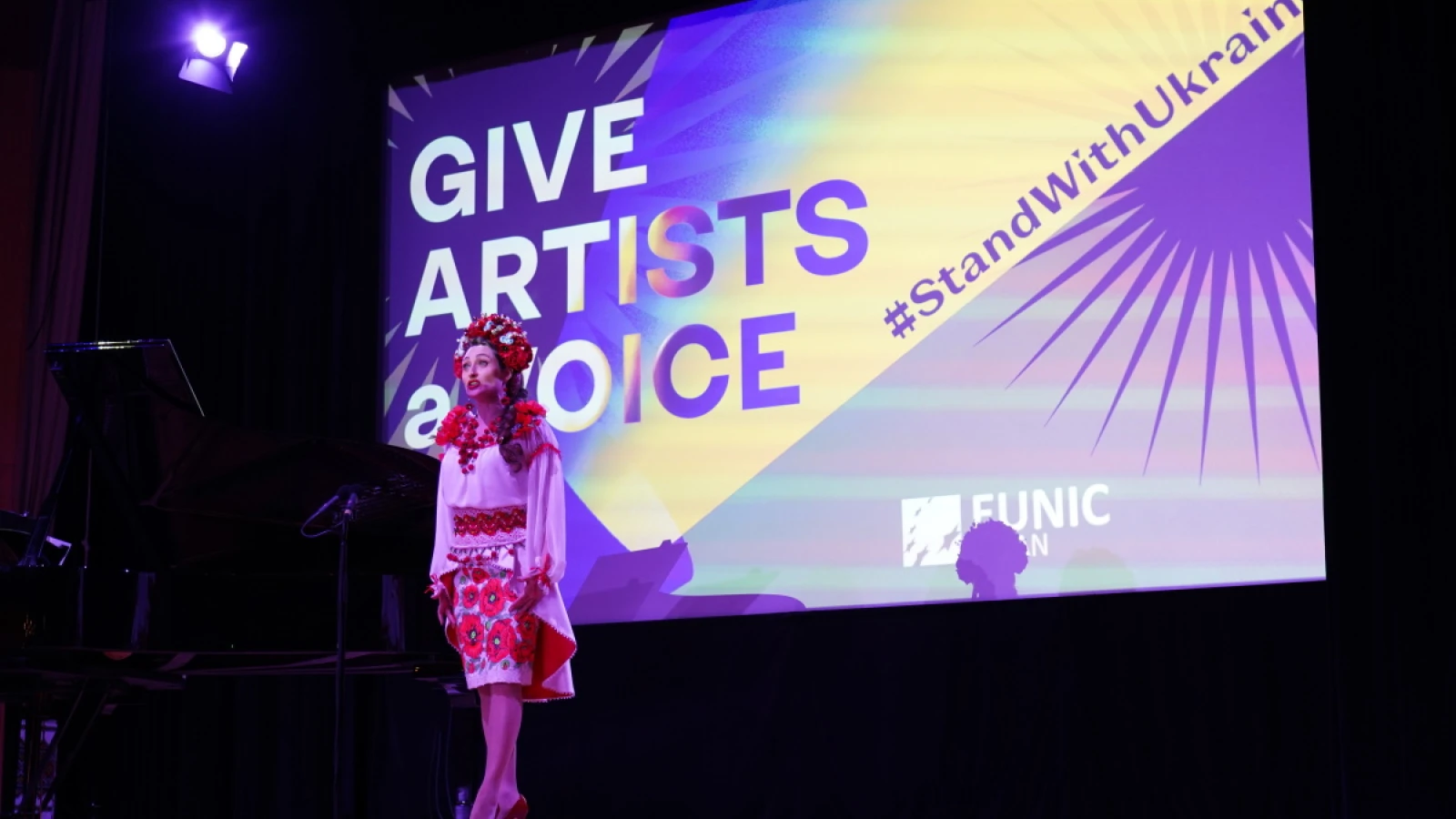 Ukrajinská operní zpěvačka vystupuje na multižánrovém kulturním večeru Give Artists a Voice #StandWithUkraine v Tokiu