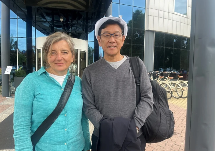 Ředitelka Českého centra Tokyo Eva Takamine a trenér Hideki Kuriyama před Bobycentrem Brno.