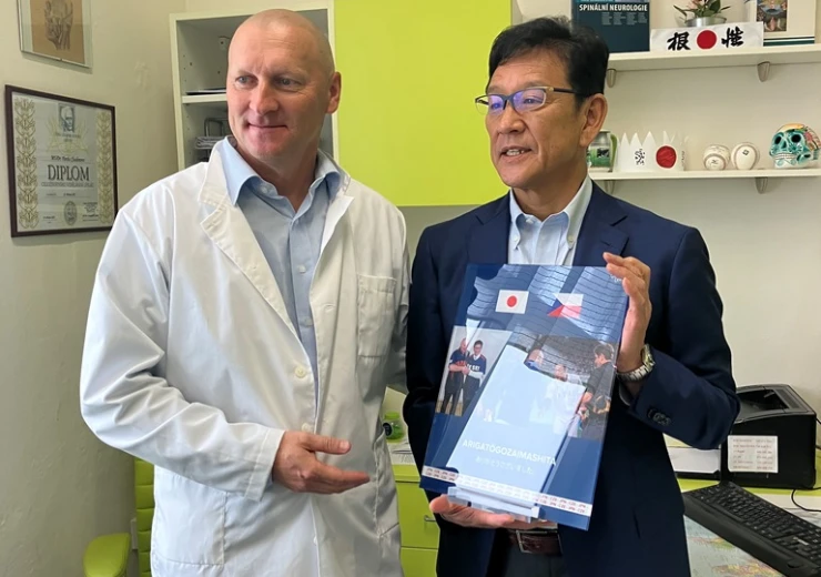 Hideki Kuriyama a trenér české baseballové reprezentace Pavel Chadim pózují v Chadimově neurologické ordinaci.