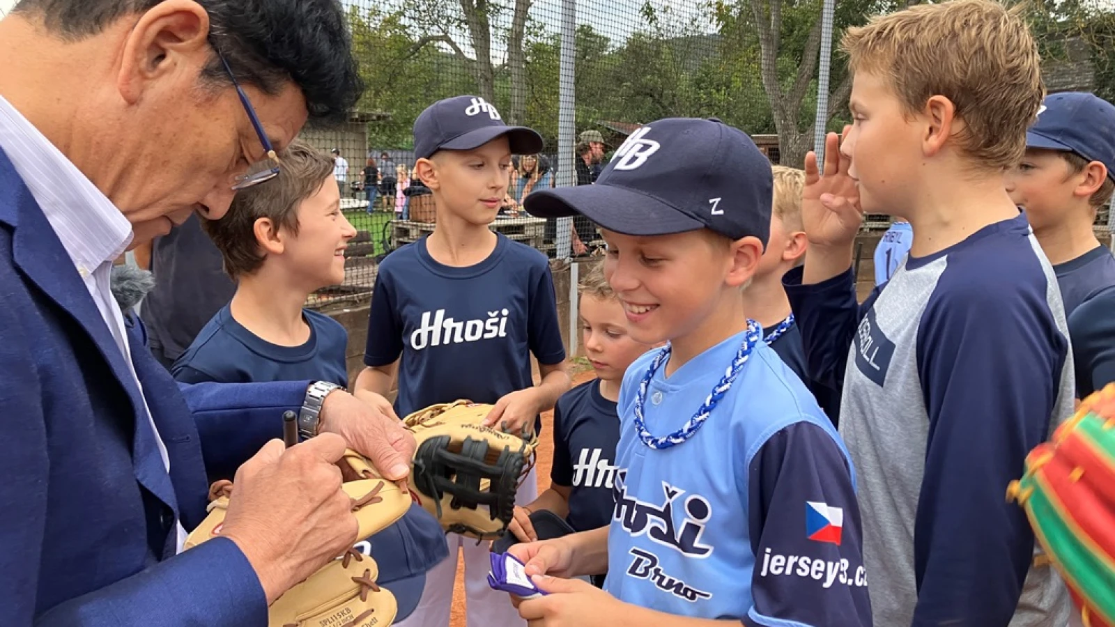 Trenér japonské národní baseballové reprezentace Hideki Kuriyama podepisuje mladým hráčům brněnského týmu Hroši baseballové rukavice.