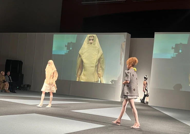 Modelové předvádějí modní kousky zhotovené studenty na Fashion Weeku v prostorách Bunka Fashion Graduate University.