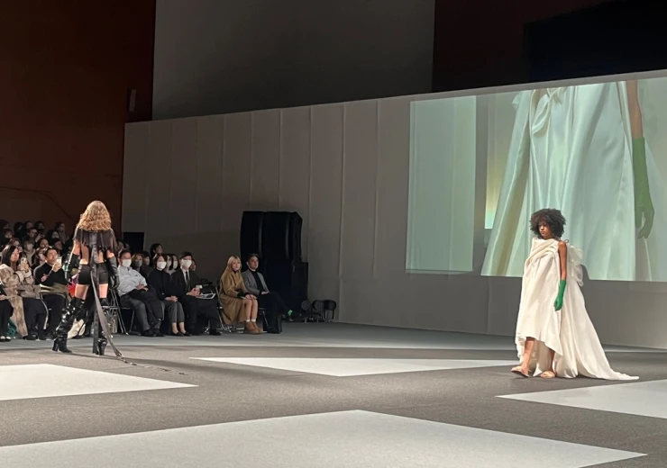 Modelky předvádějí módní kousky studentů na přehlídce během Fashion Weeku na Bunka Fashion Graduate University.