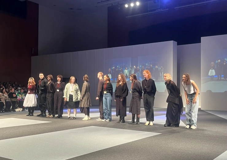 Studenti Ateliéru designu oděvu a obuvi Vysoké školy uměleckoprůmyslové děkují za potlesk po skončení jejich přehlídky na Fashion Weeku na Bunka Fashion Graduate University.