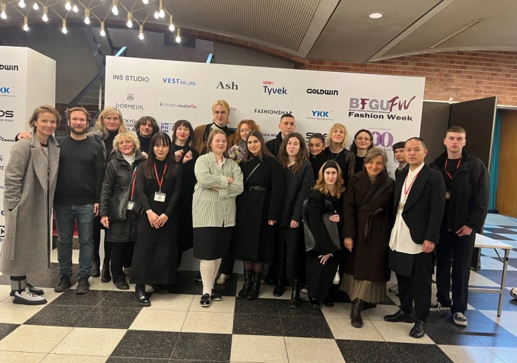 Fotka českých účastníků Fashion Weeku z Ateliéru designu oděvu a obuvi Vysoké školy uměleckoprůmyslové s organizátory na Bunka Fashion Graduate University.