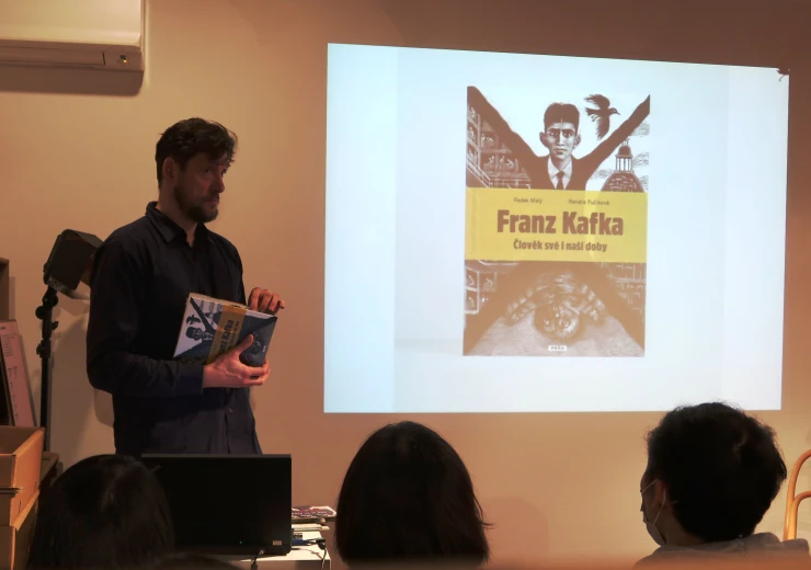 Autor Radek Malý prezentuje účastníkům besedy svou knihu 