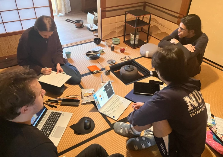 Fotografie studentů pracujících na Ise Fenix Project