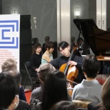 Fotografie z jarního koncertu klasické hudby na půdě Velvyslanectví ČR v Tokiu - Nathan Matsubara violoncello, Yuriko Morota klavír