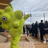 Maskot René na slavnostním otevření Českého pavilonu