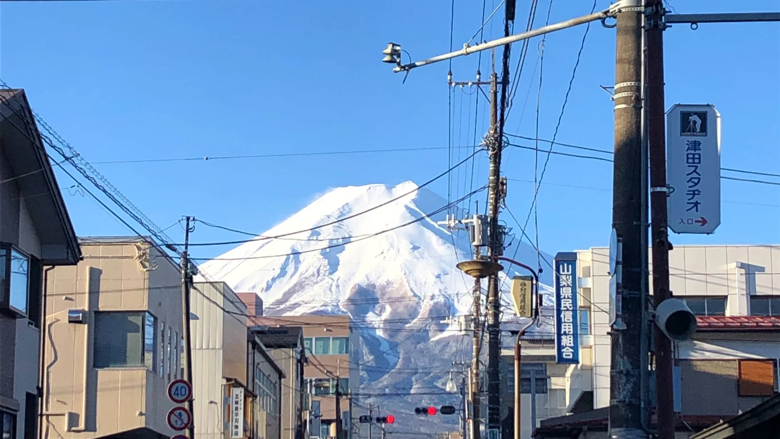 Pohled na horu Fuji z ikonické ulice ve Fujiyoshidě