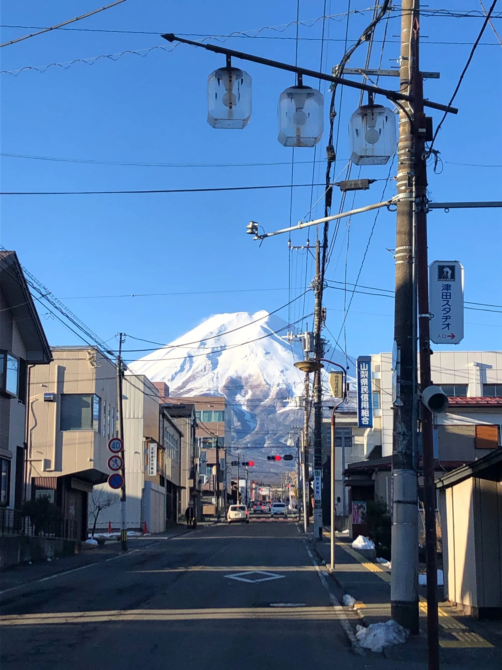 Pohled na horu Fuji z ikonické ulice ve Fujiyoshidě